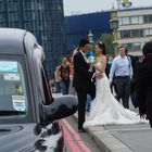 Hochzeitspaar in London zur Rush Hour