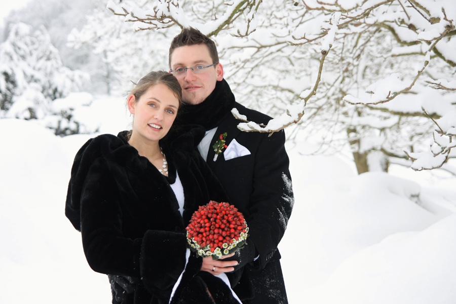 Hochzeitspaar in Winterlandschaft