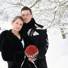 Hochzeitspaar in Winterlandschaft