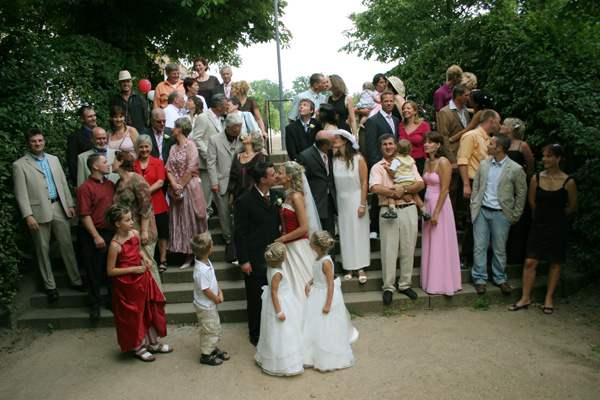 Hochzeitspaar mit Gästen