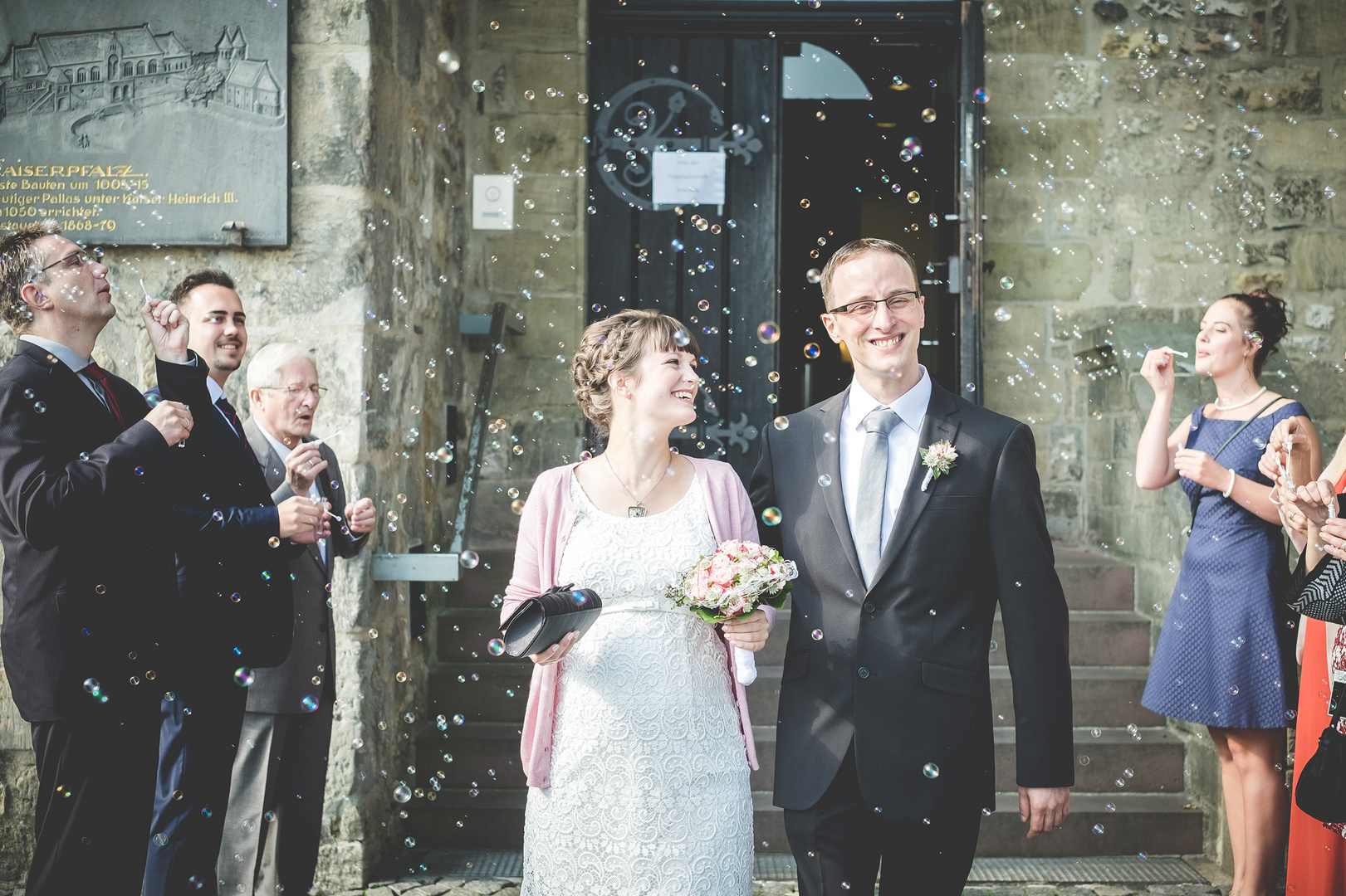 Hochzeitspaar mit Seifenblasen