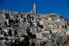 Hochzeitspaar vor der Kulisse der Altstadt von Matera, Italien