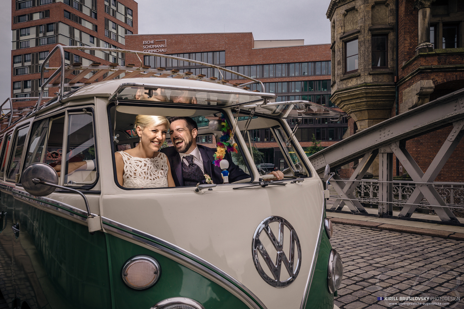 Hochzeitsportrait im Volkswagen-Bus