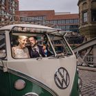 Hochzeitsportrait im Volkswagen-Bus