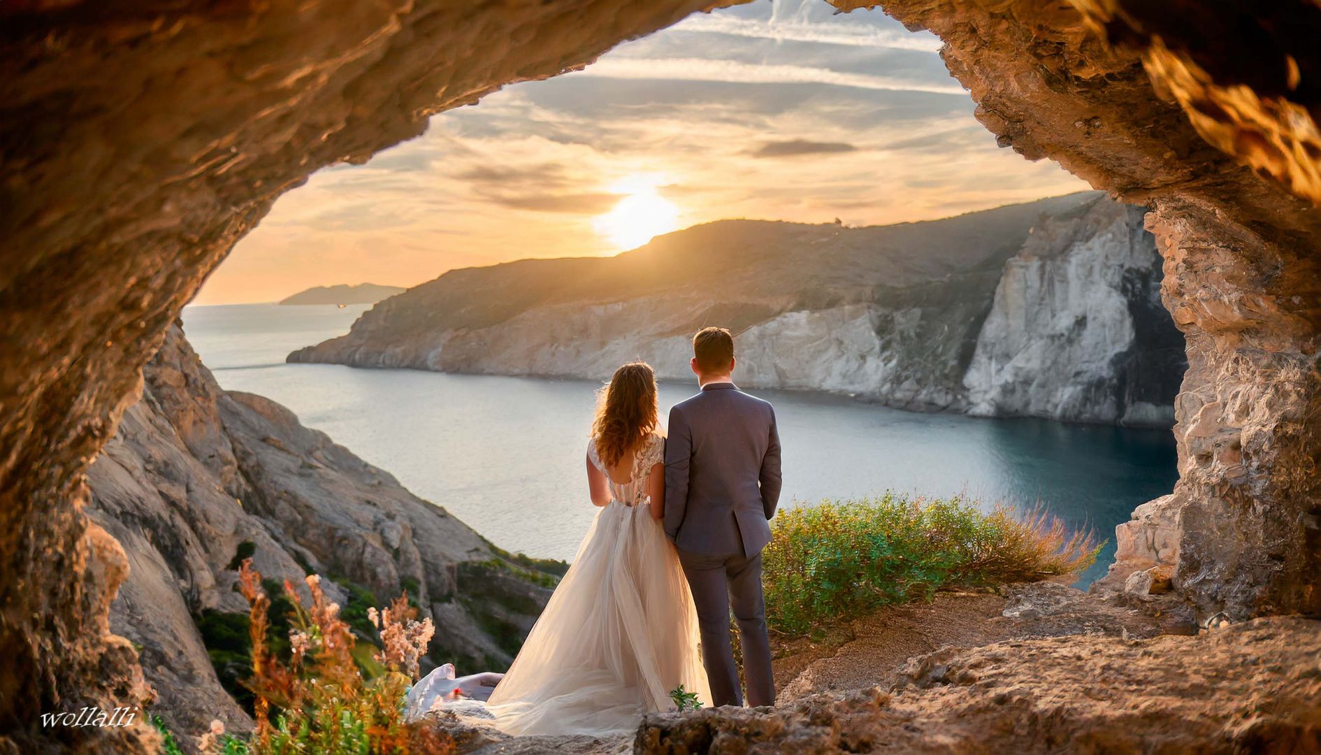 Hochzeitsshooting in einer Höhle mit Meeresblick