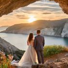 Hochzeitsshooting in einer Höhle mit Meeresblick