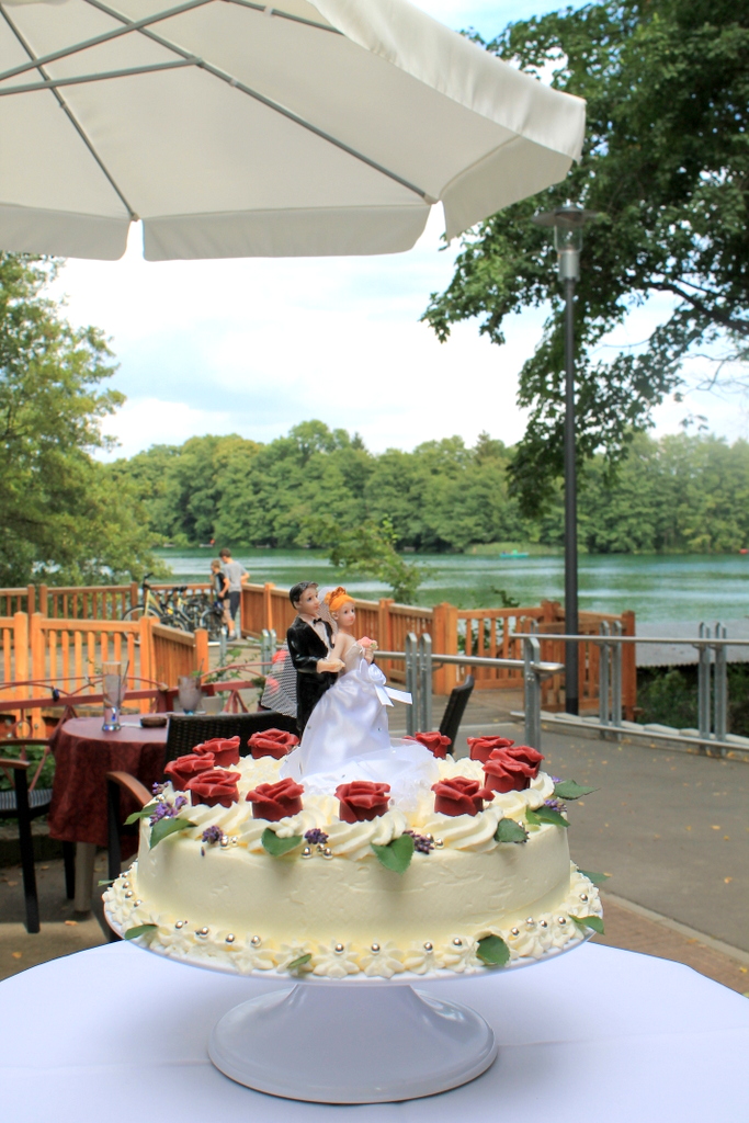 Hochzeitstorte vor dem Seepanorama vom Monika Hauser