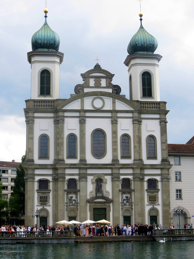 Hochzeitstreiben vor der Jesuitenkirche ...