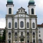 Hochzeitstreiben vor der Jesuitenkirche ...