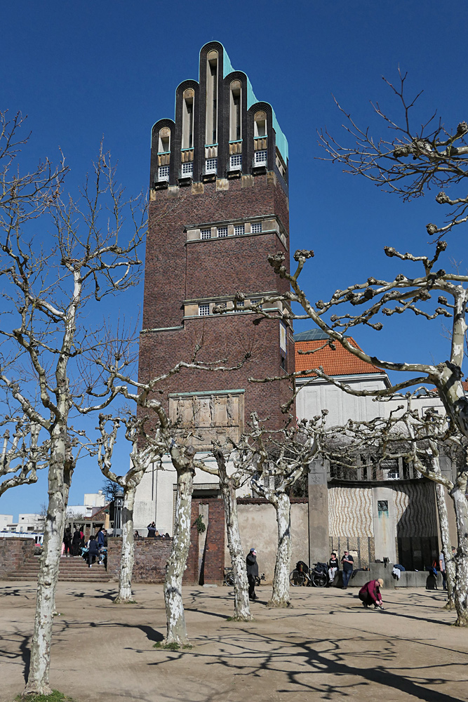 Hochzeitsturm und Platanenschatten