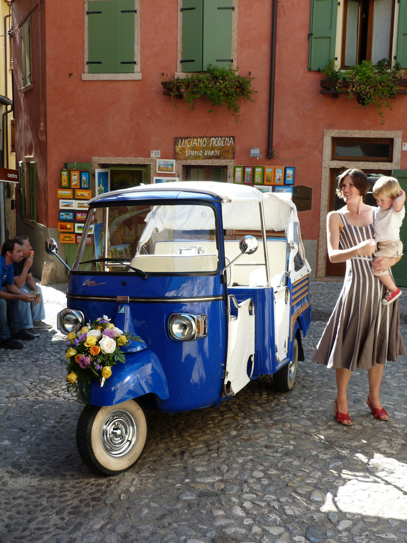 Hochzeitsvorbereitungs-Fahrzeug in Sirmione (Gardasee)