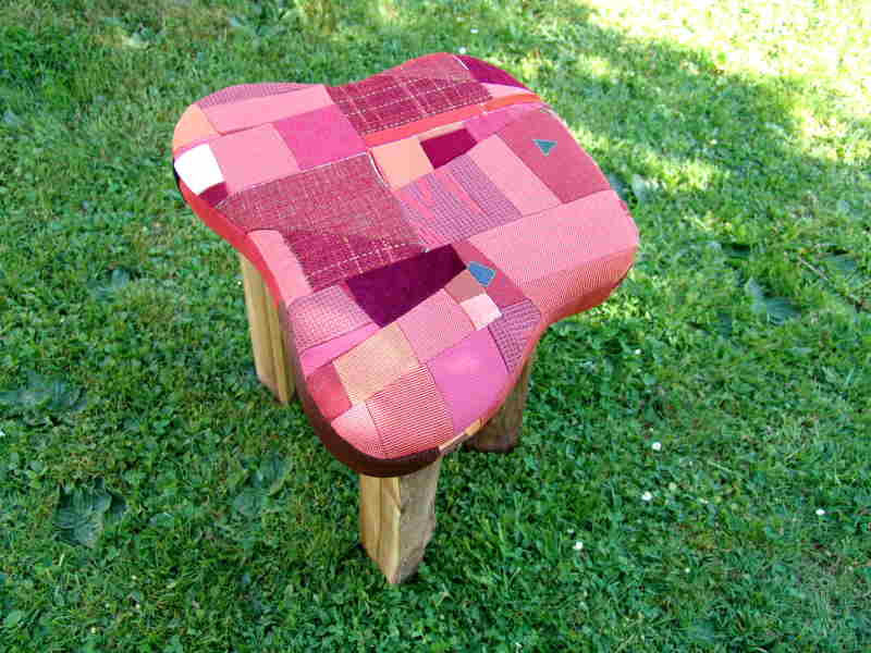 Hocker 'PATCHxylos' in terra / rot .... patchwork / holz (nussbaum) / edelstahl