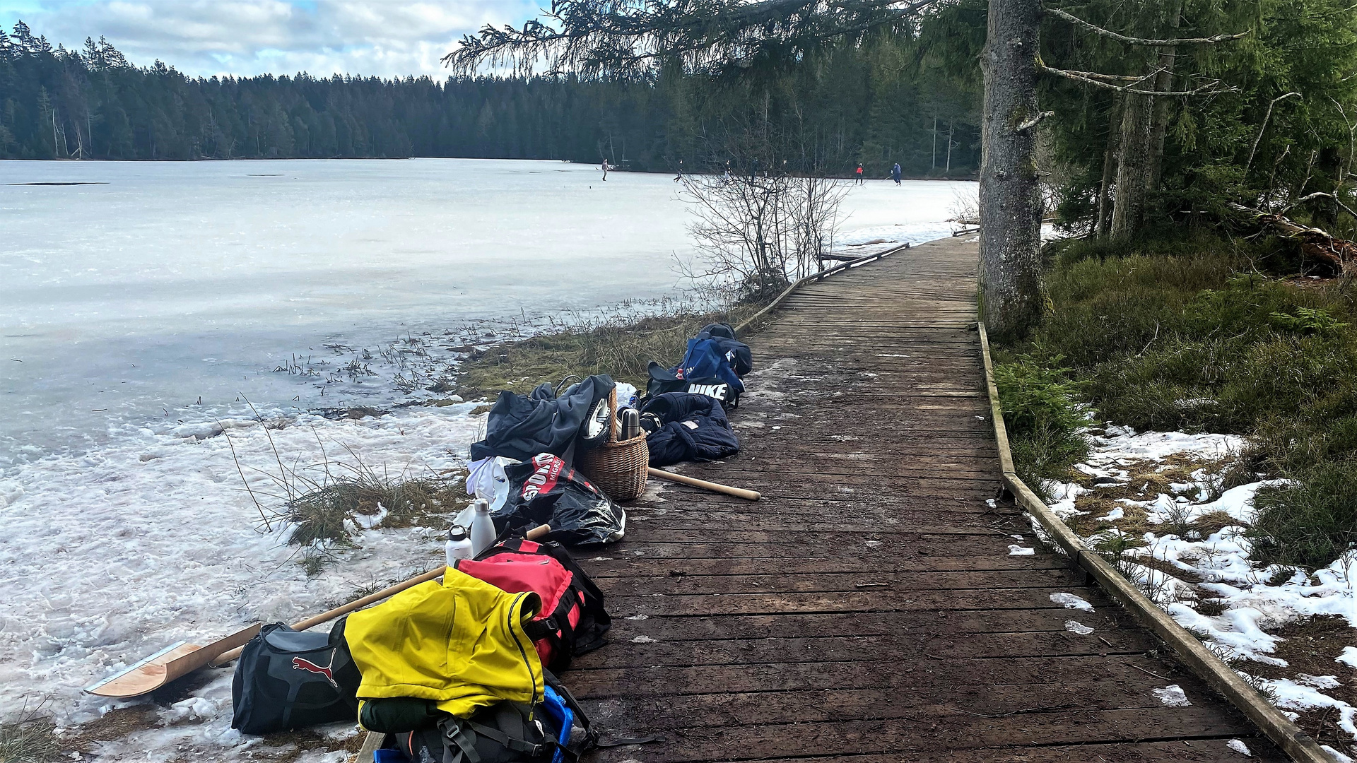 Hockey spielen auf dem Etang de la Gruère