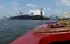 Hoegh Kobe und Atlantic Cartier im Hintergrund