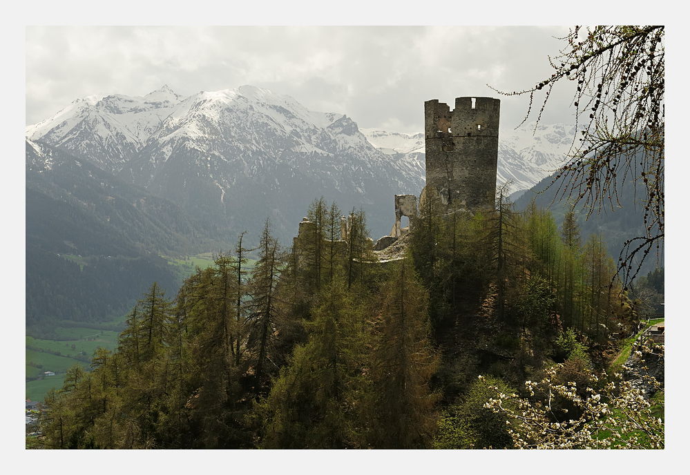 Höhenburg Rotund mit Bergblick