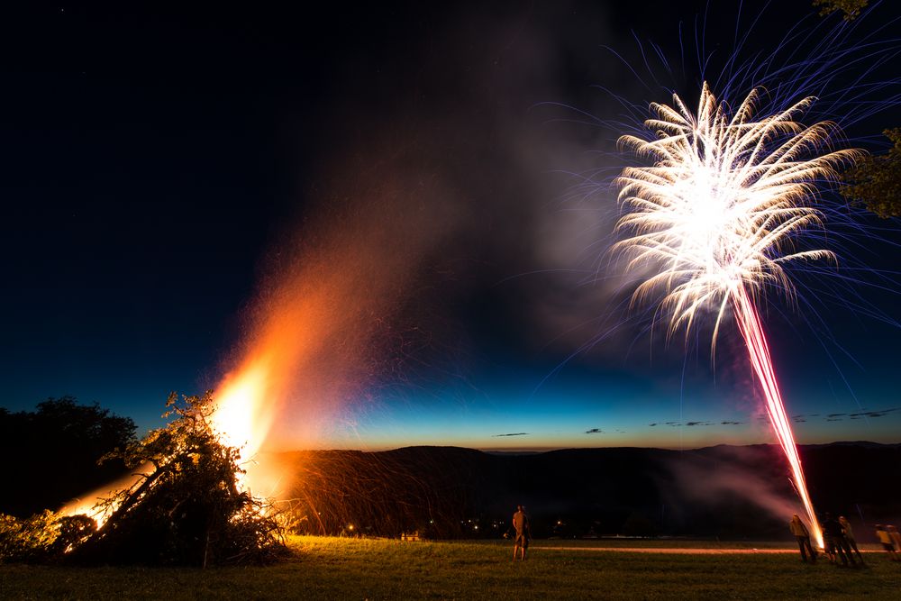 Höhenfeuer unter der Palme