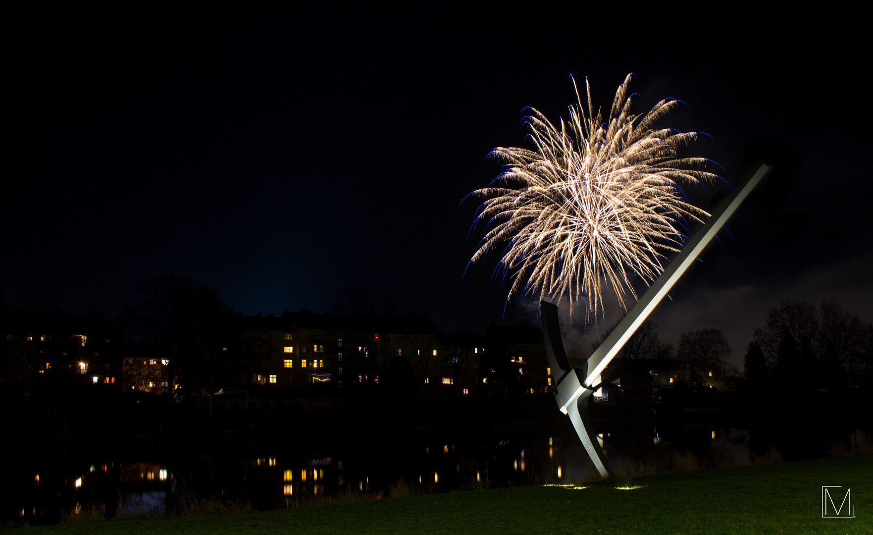 Höhenfeuerwerk hinter der Spitzhacke (blau)