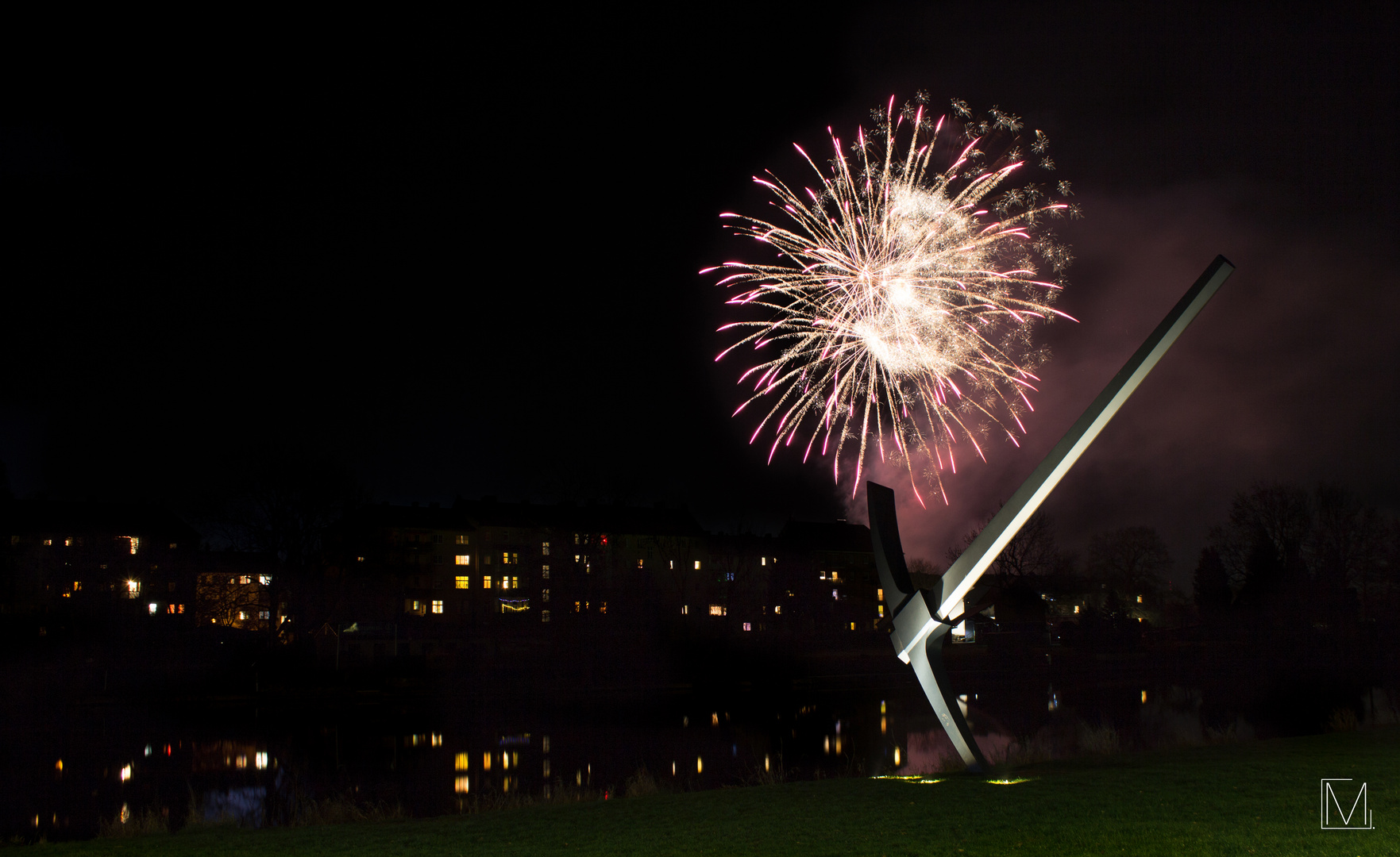 Höhenfeuerwerk hinter der Spitzhacke