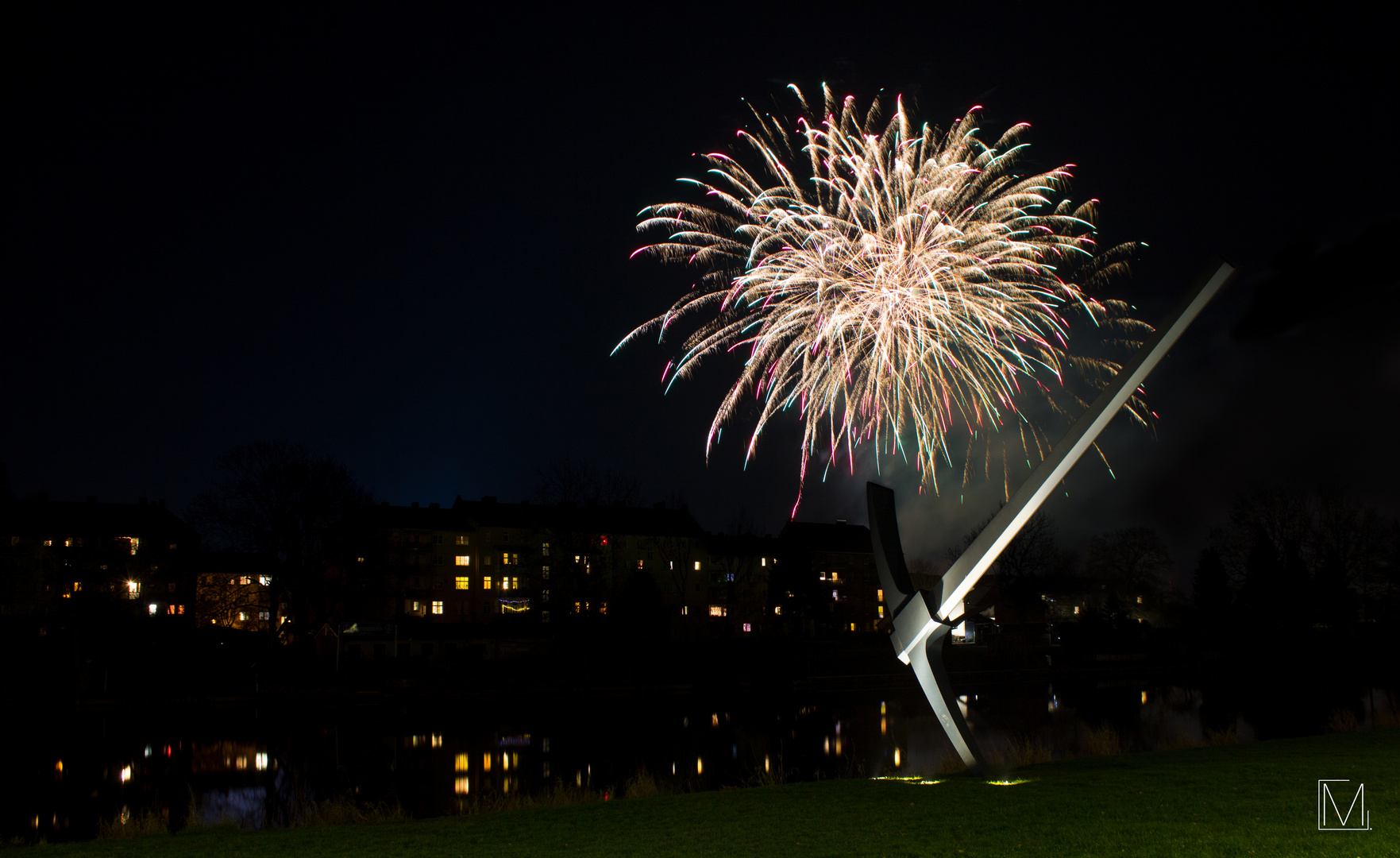 Höhenfeuerwerk hinter der Spitzhacke (grün)