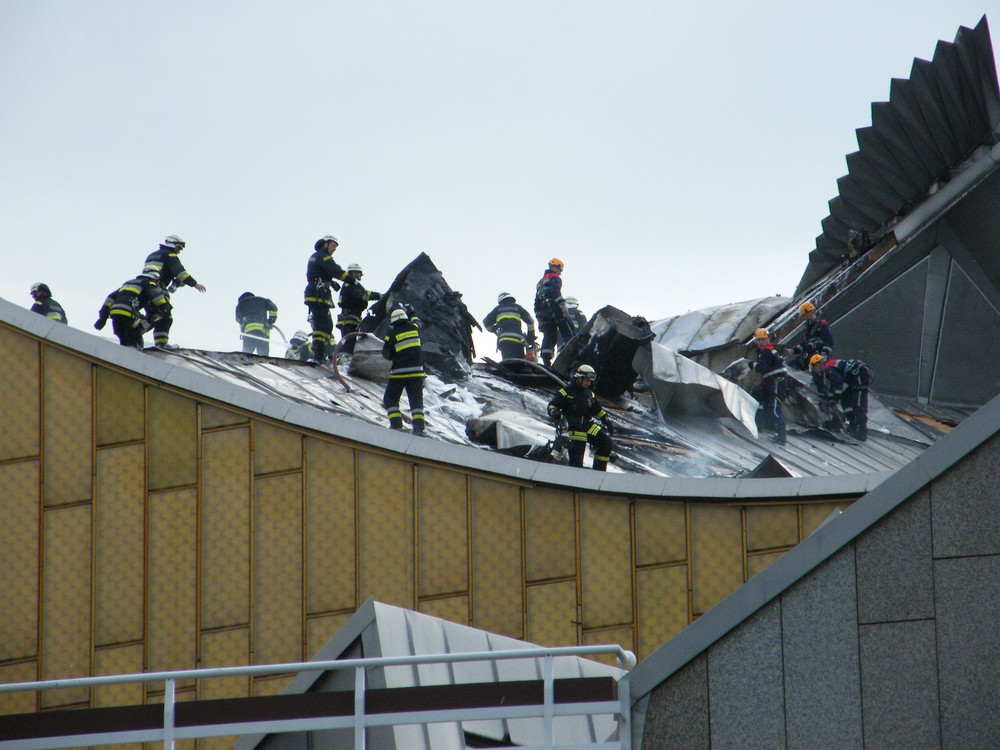 Höhenretter und Feuerwehr zusammen am Dach der Philharmonie.