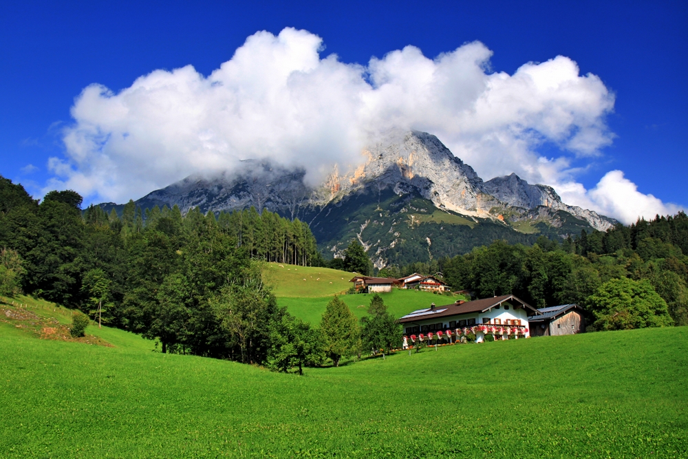 Höhenweg mit Untersberg in Wolken