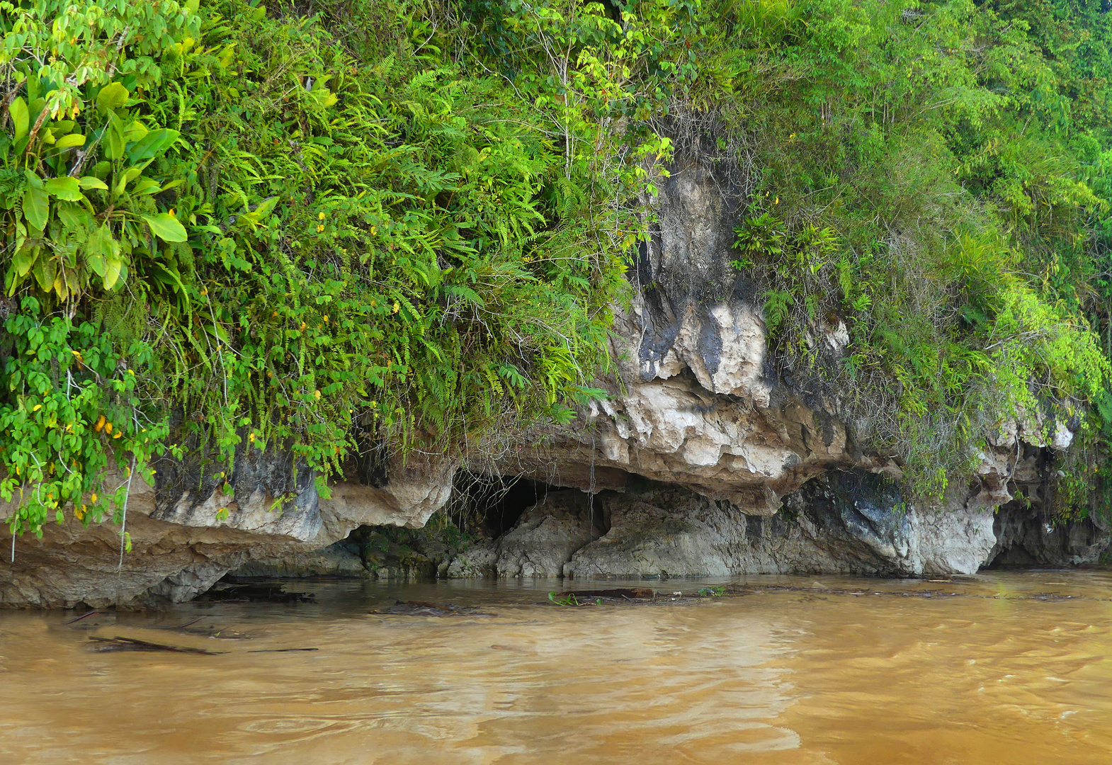 Höhle am Fluss