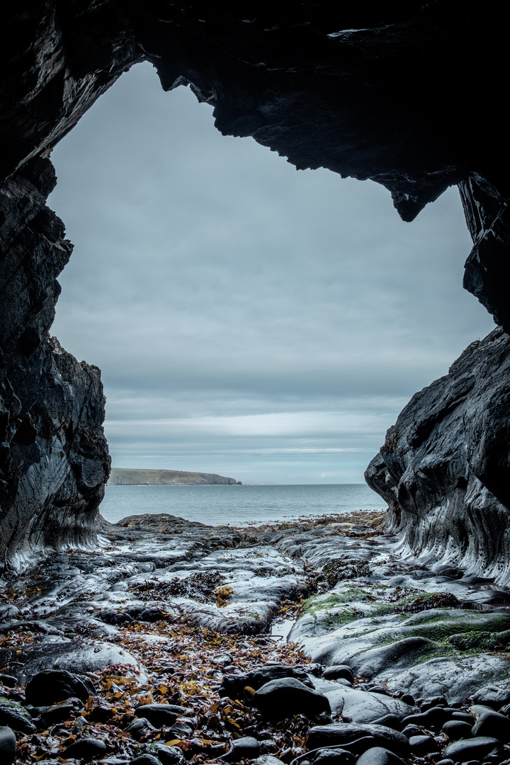 Höhle bei Porth Meudwy