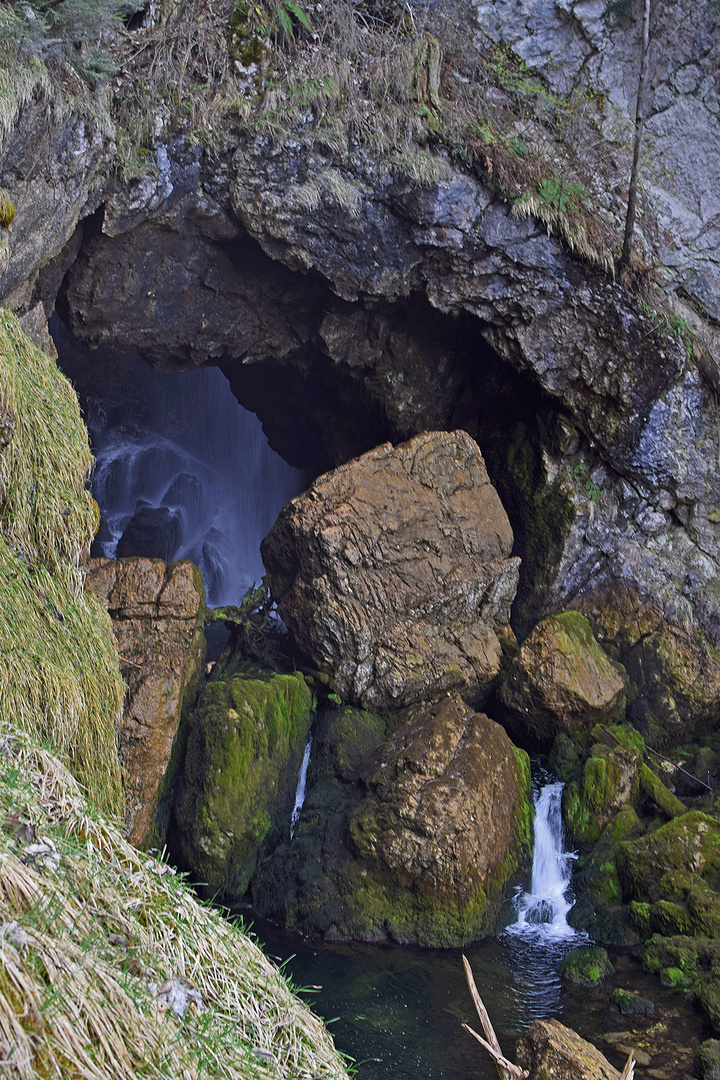 Höhle hinter dem Wasserfall