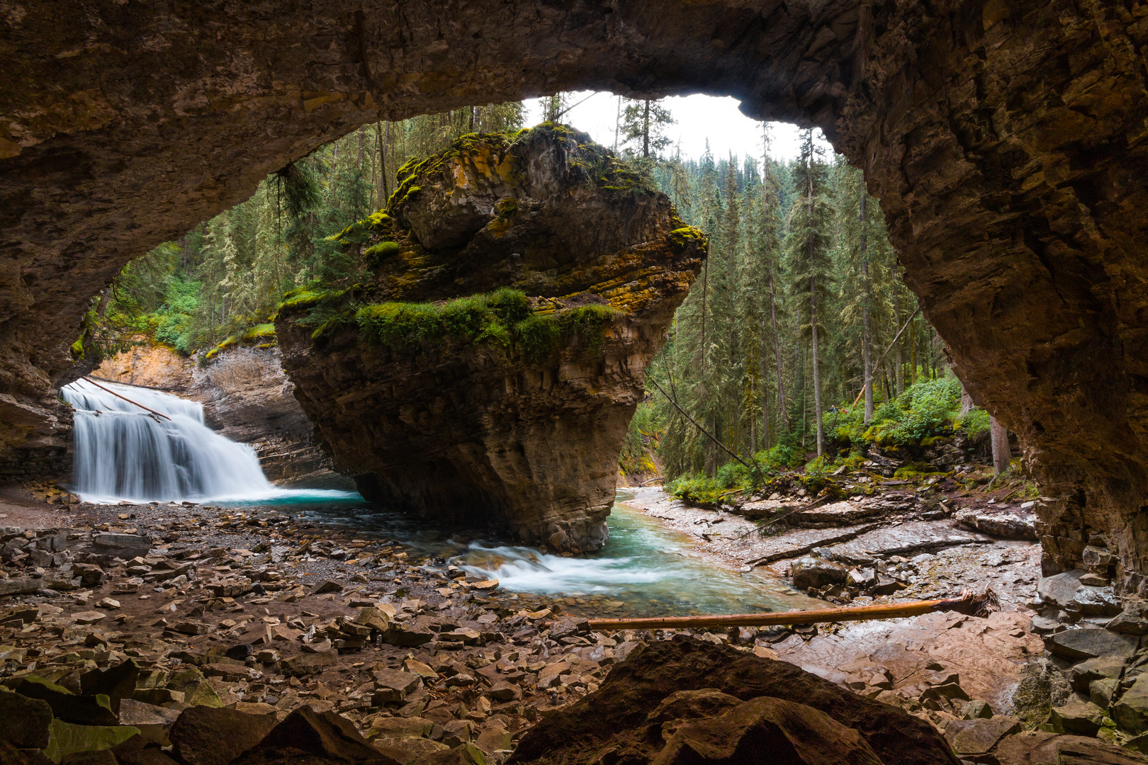 Höhle im Johnston Canyon