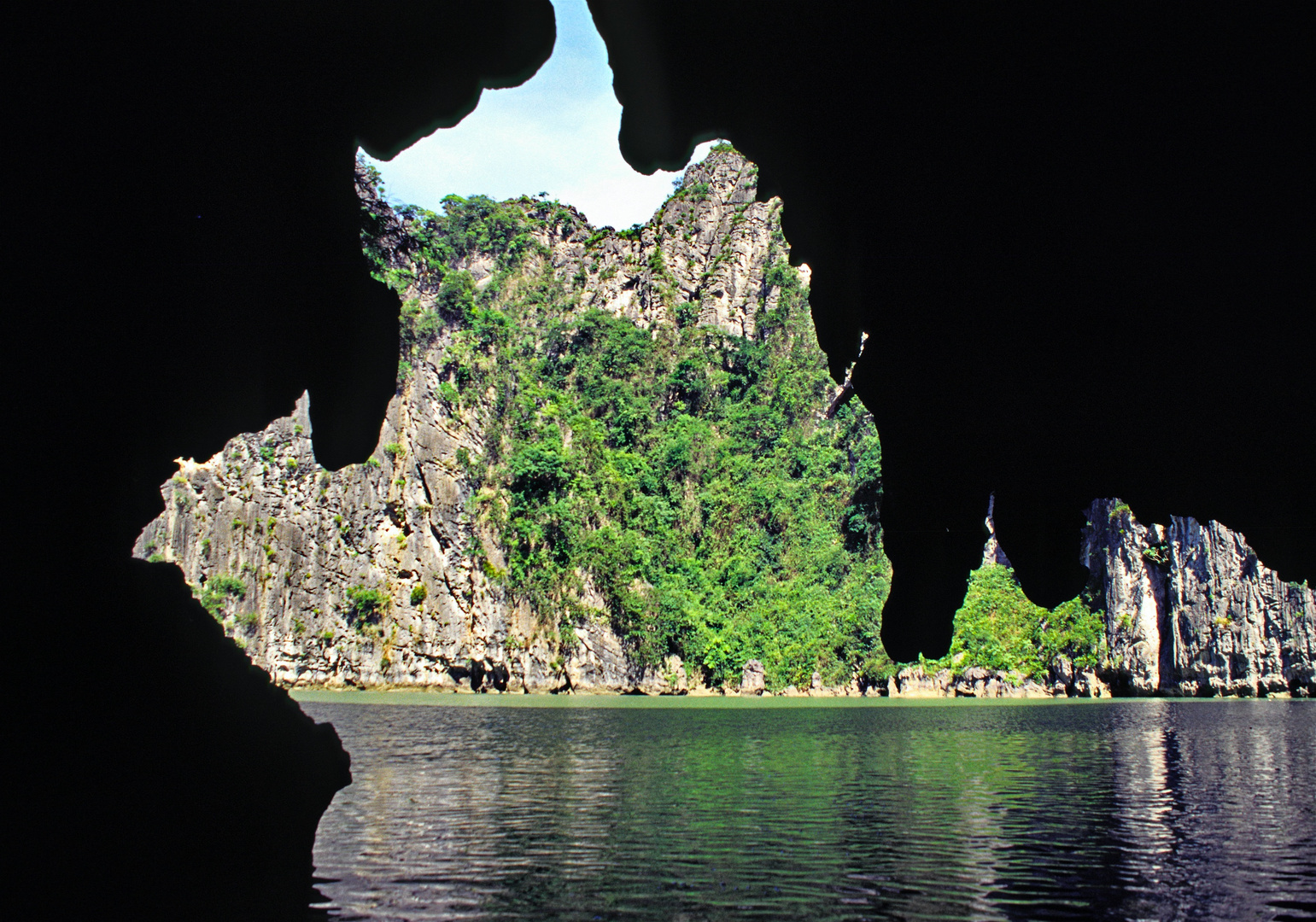 Höhle in der Halong-Bucht