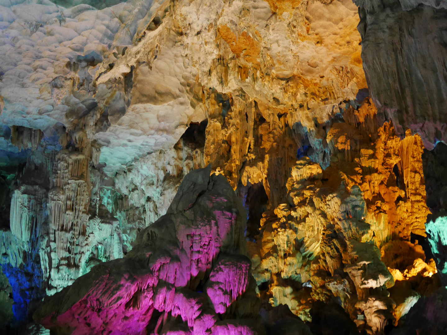 Höhle in Halong Bucht