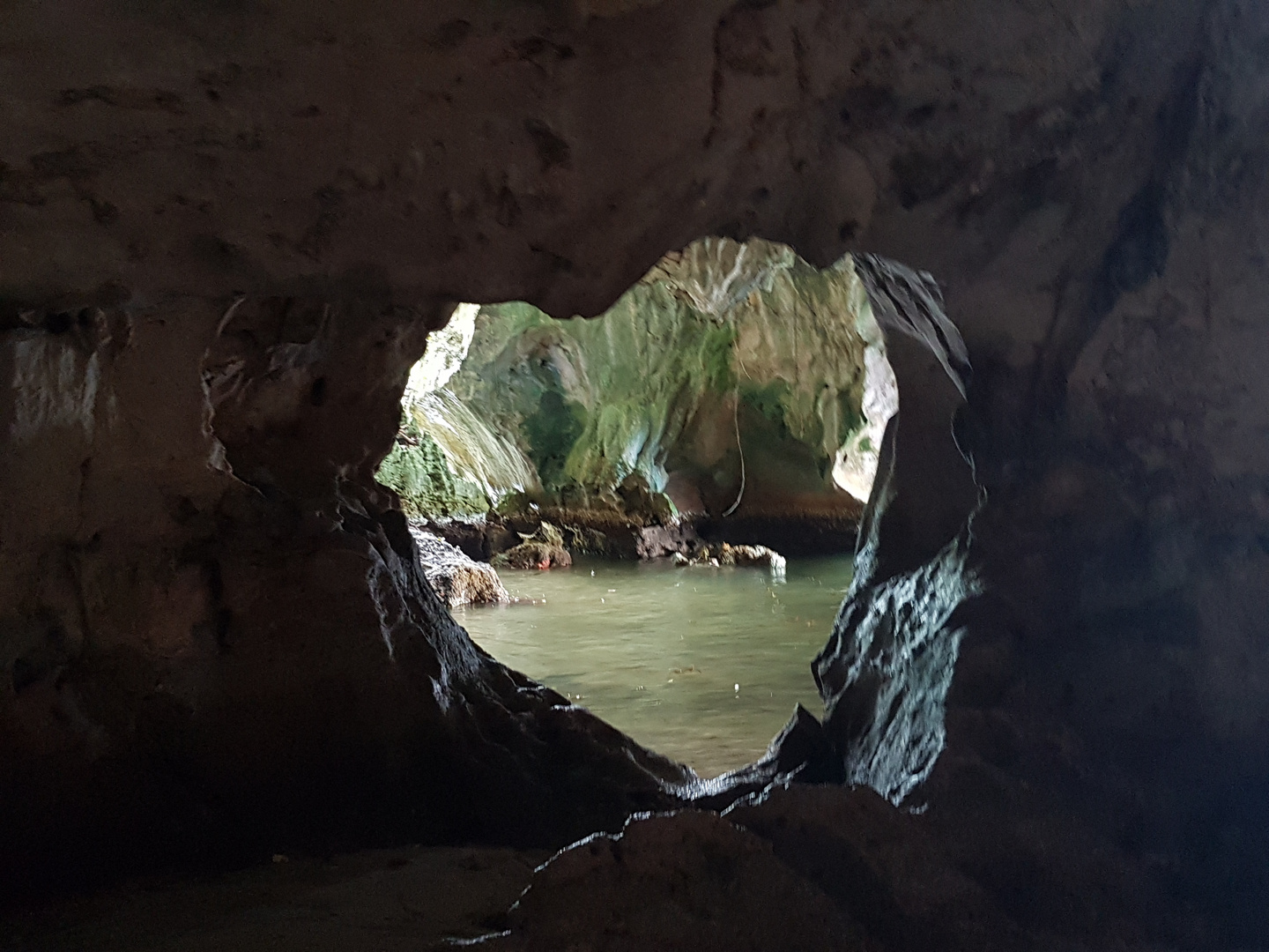 Höhle mit der Aussicht aus Herz