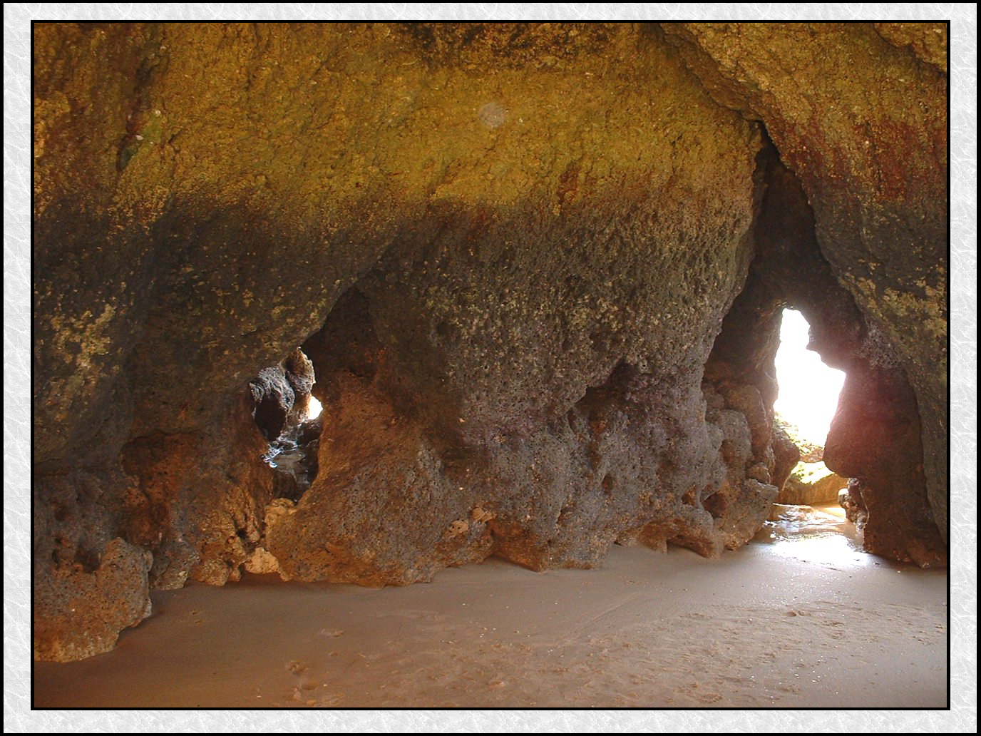 Höhle mit Fenster