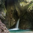 Höhle mit Wasserfall