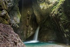 Höhle mit Wasserfall