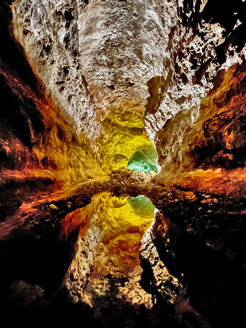 Höhle verspiegelt.....