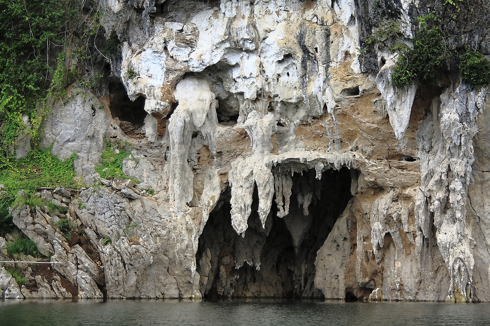 Höhleneingang auf den Cheow Lan Lake in Thailand