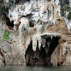 Höhleneingang auf den Cheow Lan Lake in Thailand