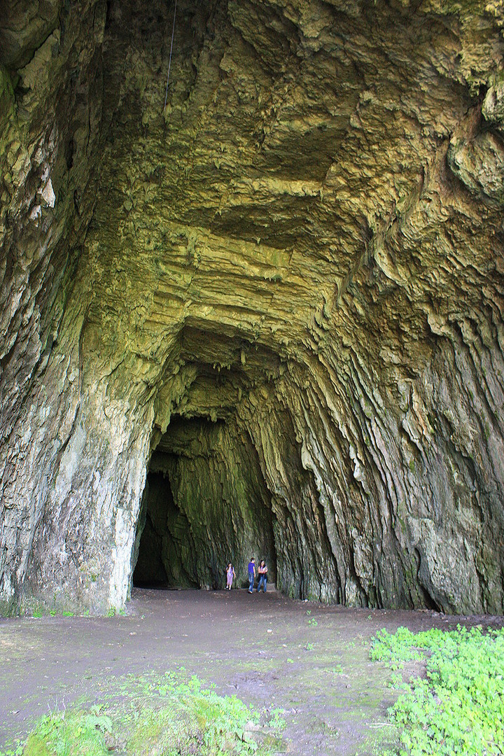 Höhleneingang der Grotte du chateau de la roche - France-Jura