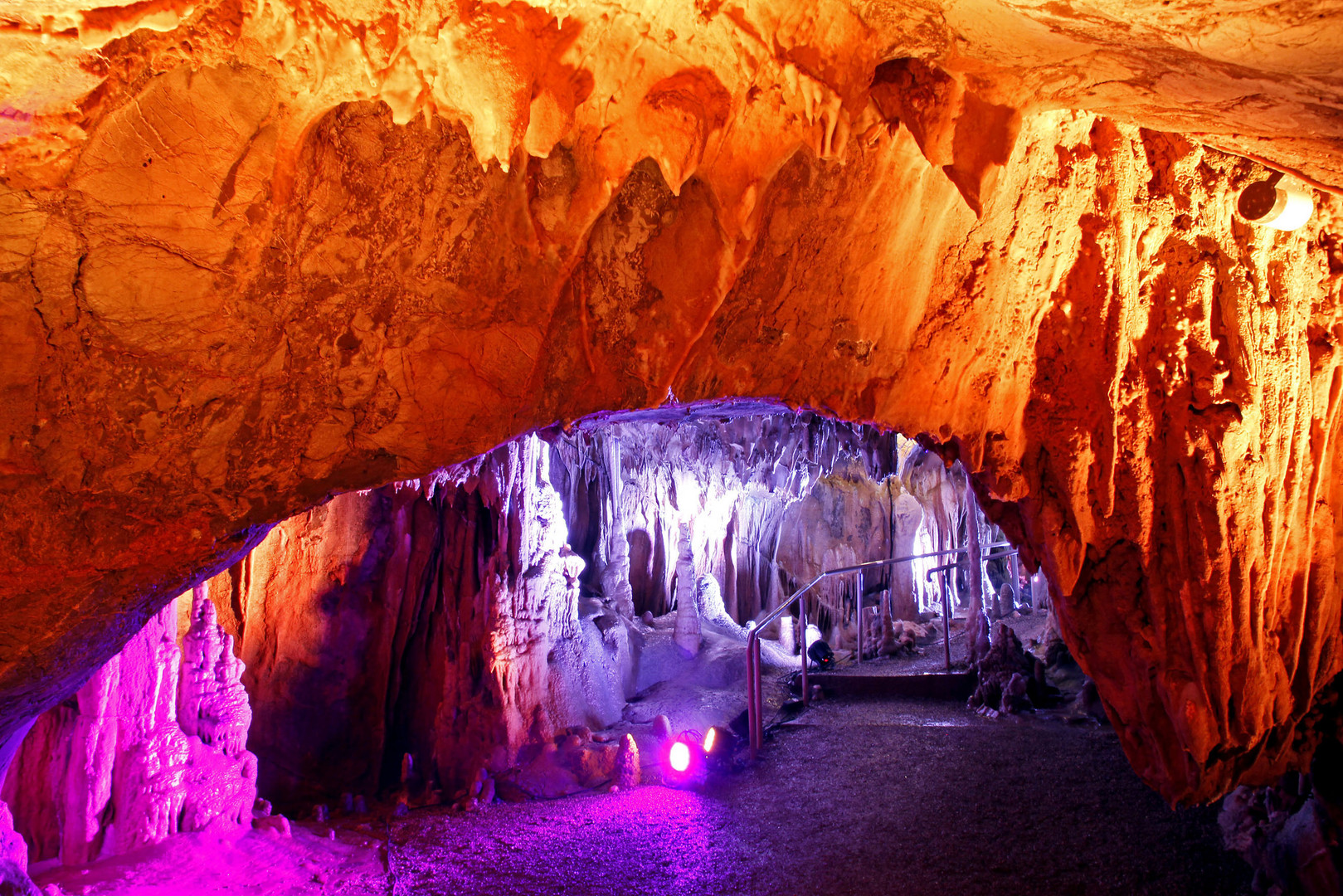 "Höhlenlichter" – Lichtkunst in einer Tropfsteinhöhle