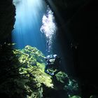 Höhlentaucher im seltenen Sonnenlicht