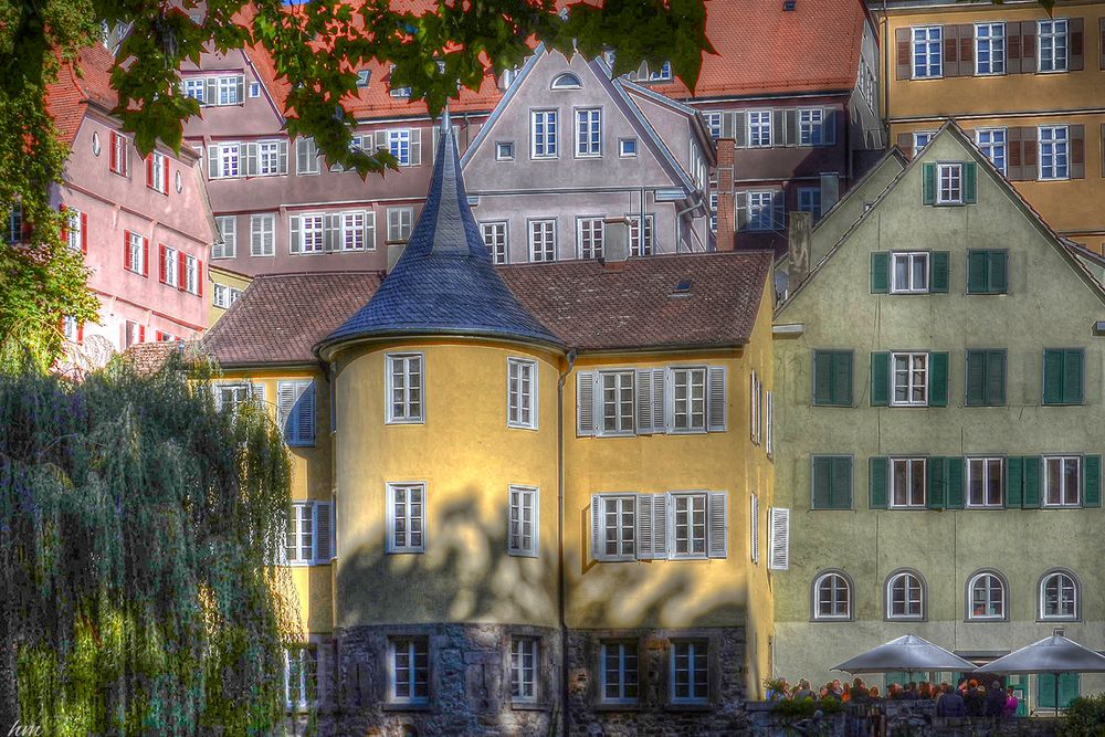 Hölderlinturm im Häusermeer