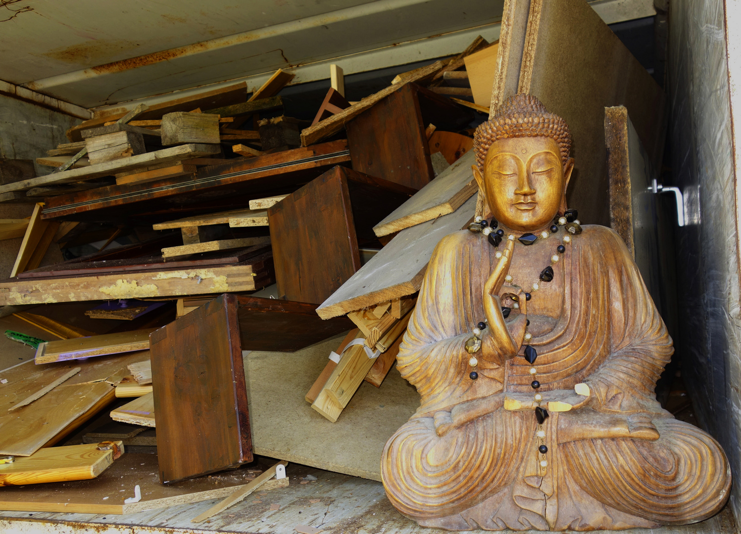 hölzerne Buddha-Figur im Altholz-Container auf sauerländischem Bringhof ...