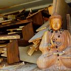 hölzerne Buddha-Figur im Altholz-Container auf sauerländischem Bringhof ...