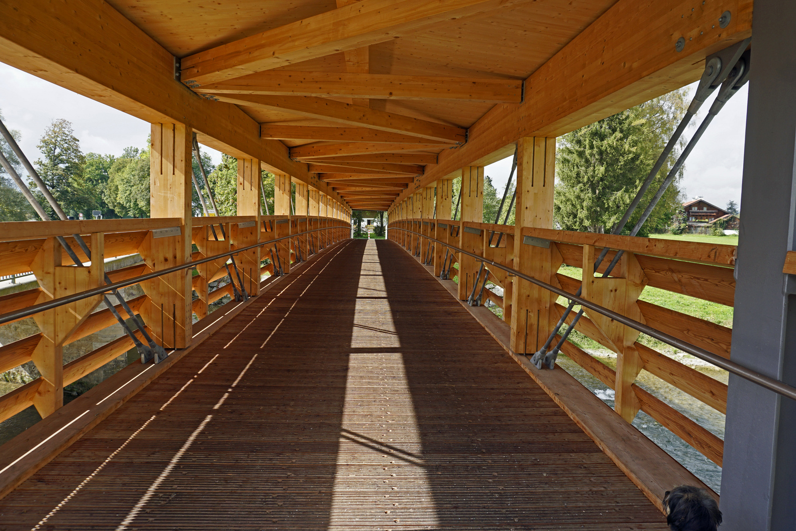 Hölzerne Fußgängerbrücke über die Ammer