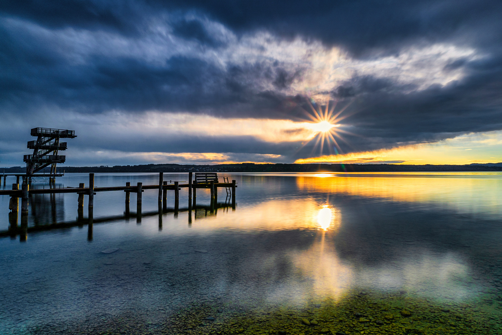 Hölzerner Sprungturm in Utting am Ammersee, kurz nach Sonnenaufgang