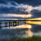 Hölzerner Sprungturm in Utting am Ammersee, kurz nach Sonnenaufgang