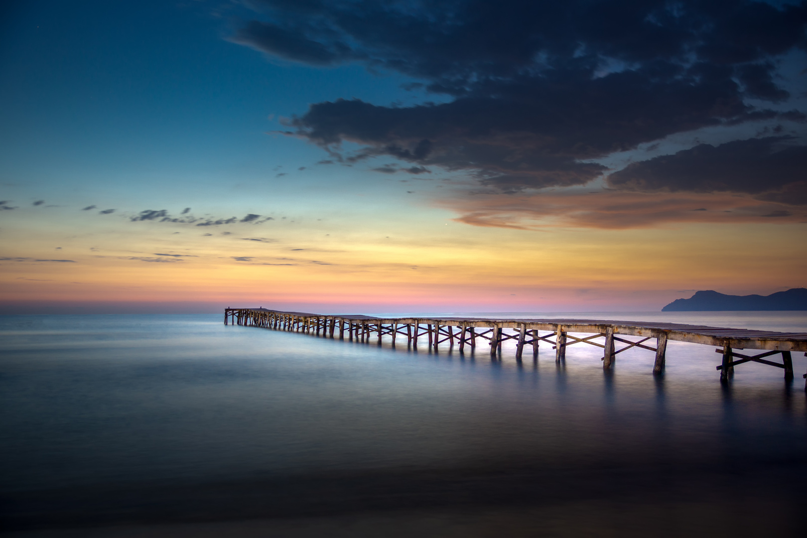 Hölzerner Steg am Strand von Alcudia/Playa de Muro bei Sonnenaufgang