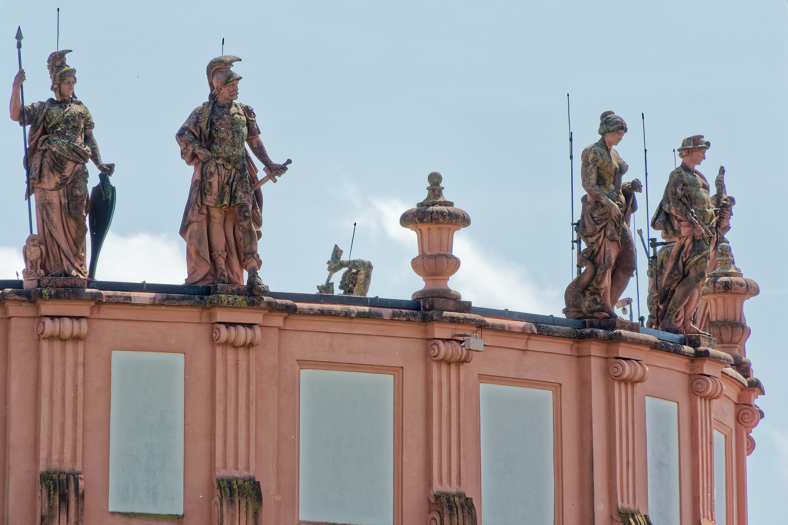 Höpfli-Figuren auf Rotunde Biebricher Schloss