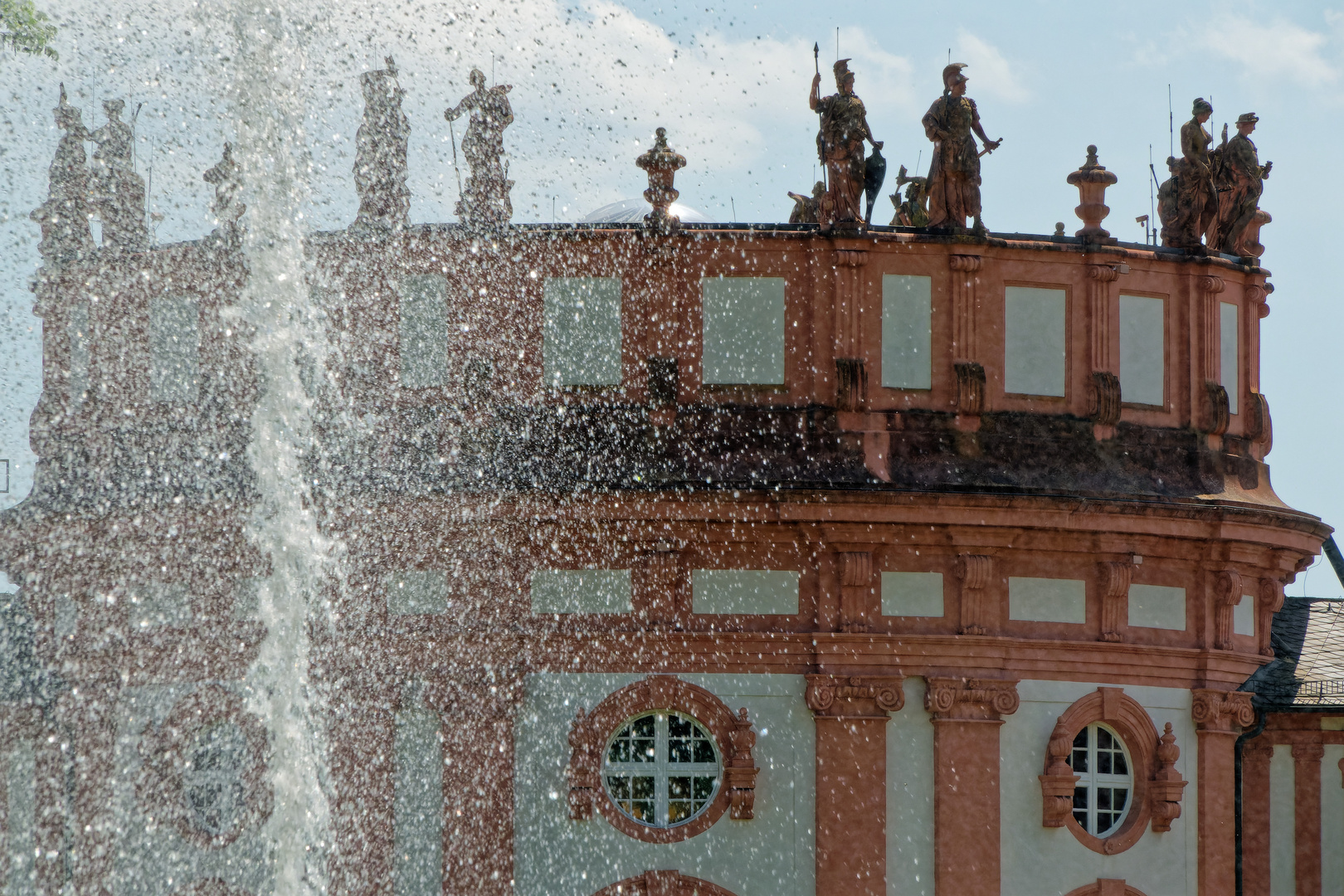 Höppli-Figuren auf der Rotunde des Biebricher Schlosses (hinter der großen Fontäne)